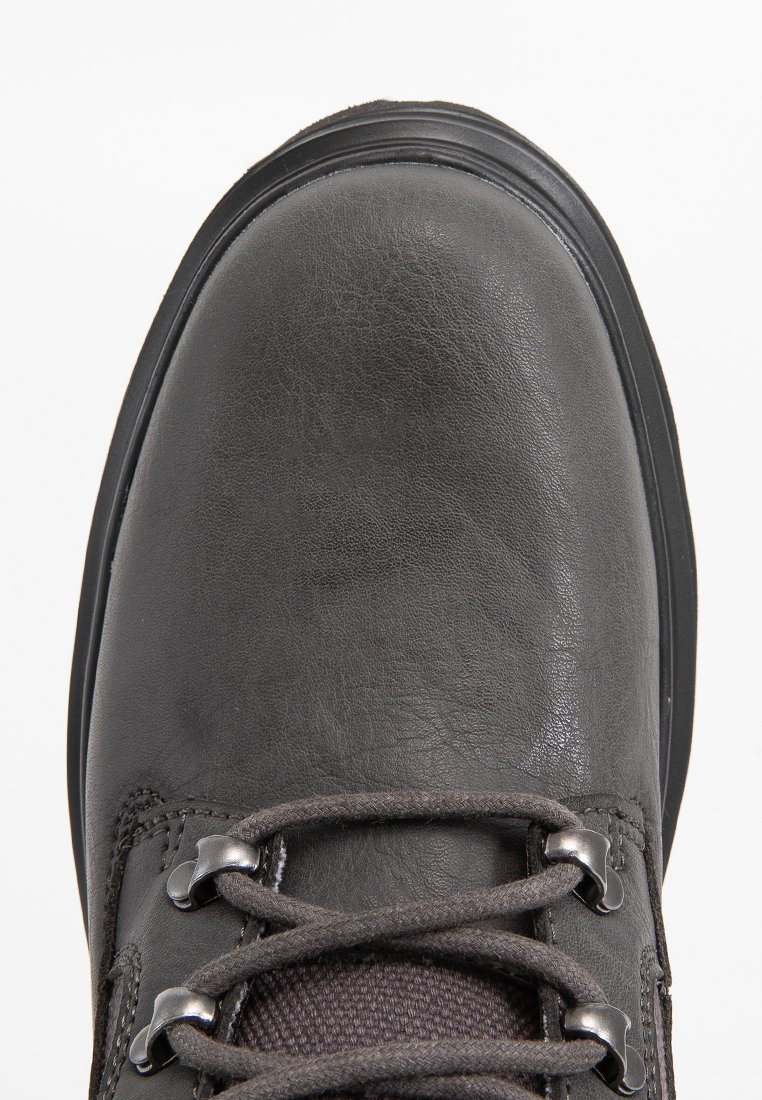 Schwarzer Lederschuh mit runder Zehenpartie, strukturiertem Obermaterial, grauen Schnürsenkeln und Metallösen. Ausgestattet mit einer dicken schwarzen Gummisohle.