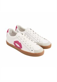 Baskets en cuir blanc avec un accent en forme de lèvres roses sur le côté, un embout en daim beige et une semelle en caoutchouc marron.