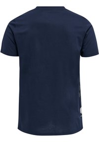 Granatowa bawełniana koszulka z krótkim rękawem, okrągłym dekoltem i grafiką po lewej stronie. Gładka tekstura, klasyczny krój.