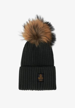 Gebreide zwarte beanie met een ribbelstructuur en een bruin nepbont pompon bovenop. Bevat een klein geborduurd logo-opdruk aan de voorkant.