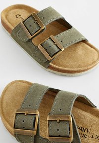 Next REGULAR  - Tagant lahtised kingad - sage green