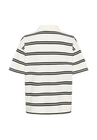 Polo à manches courtes en coton blanc avec des rayures noires horizontales. Présente un col classique et une coupe décontractée. Texture lisse.