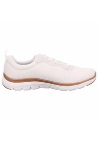 Lett og luftig mesh idrettssko i hvitt med teksturert overdel, gummisåle og en kontrasterende beige mellomsåle. Har standard snøring.