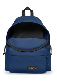 Sac à dos Eastpak bleu avec intérieur noir, poche avant zippée et poignée supérieure, montré ouvert avec le compartiment principal visible.