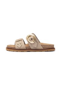 Infradito in suede beige con suola in sughero, caratterizzate da un grande accent gold-toned rotondo e due cinturini larghi per supporto.