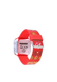 Montre intelligente en silicone rouge avec des graphismes Super Mario, boucle en métal argenté, boîtier carré et design imprimé présentant des pièces et des motifs de briques.
