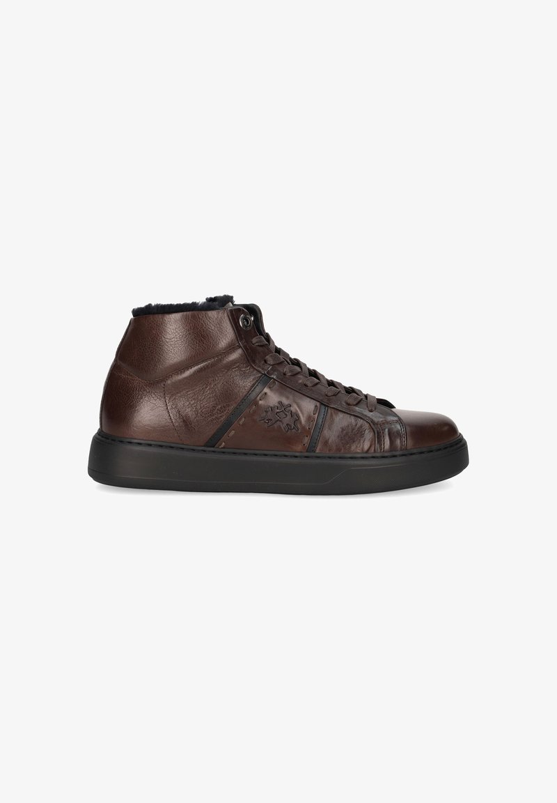 Braune Leder-Hochtopsneaker mit strukturiertem Finish, schwarzer Gummisohle und Schnürung. Verfügt über eine stickende und Emblem-Details.