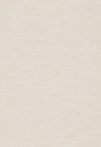Suéter de color beige claro con una textura acanalada y cuello redondo. Material suave con un acabado liso y sutiles variaciones de color.