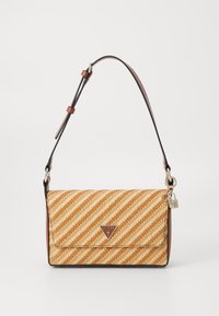 Sac à bandoulière rectangulaire en tissu beige et marron clair avec une sangle marron réglable, logo métallique Guess sur le devant et petit charme en forme de cadenas sur le côté.