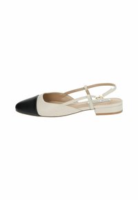 To-farget slingback flate sko i beige og svart lær. Har spiss tå og smal stropp med spenne. Lav blokk hæl.