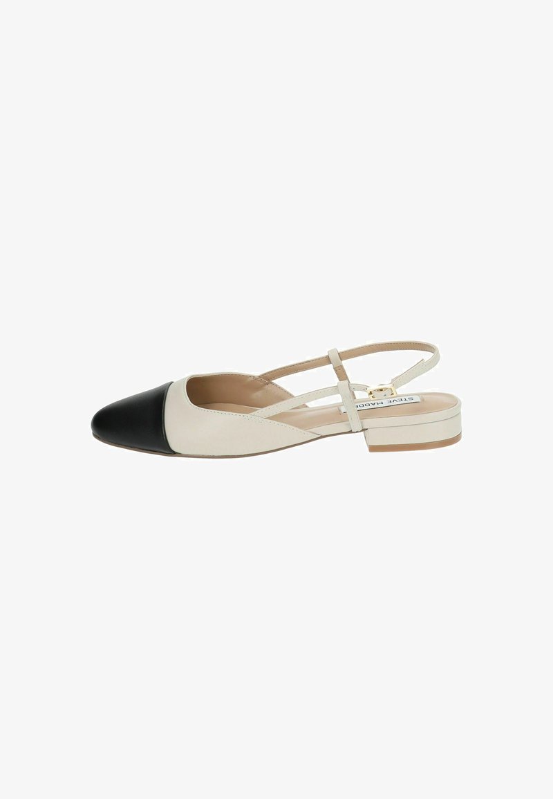 Scarpe flat slingback bicolore in pelle beige e nera. Presentano una punta appuntita e una sottile tracolla con fibbia. Tacco a blocco basso.