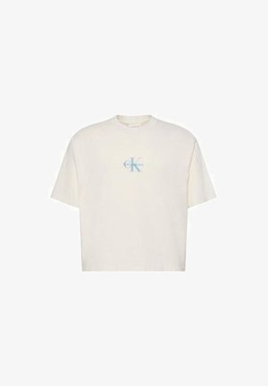 Weißes, kurz geschnittenes T-Shirt mit kurzen Ärmeln und dem hellblauen "ck" Calvin Klein Logo, das mittig auf der Brust platziert ist.