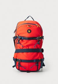 Mochila de nylon roja con múltiples compartimentos, correas ajustables en navy, acentos reflectantes y un logo circular en la parte frontal.