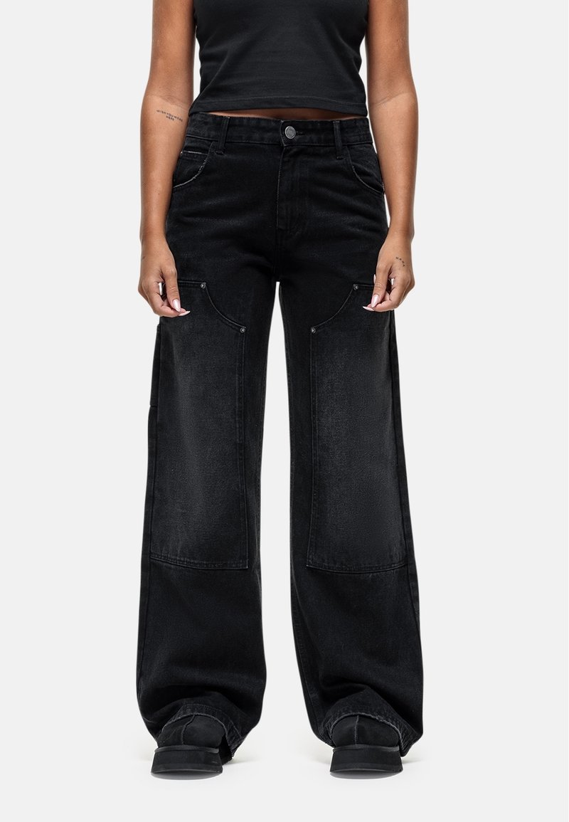 Jeans neri a gamba larga con tasche frontali a toppa, realizzati in denim, caratterizzati da vita alta, chiusura con bottone e vestibilità comoda.