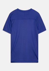 Camiseta atlética de manga corta color azul, fabricada con tela de malla transpirable; cuenta con un cuello redondo y una textura suave con hombros sin costuras.