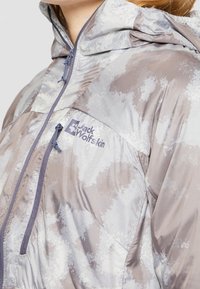 Lichte jas in een camouflagemotief, met een capuchon, grijze en beige tinten, gestructureerde stof en een met rits afsluitbare voorzak met logo.