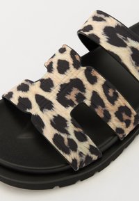 Leopardenmuster-Sandale mit zwei breiten Stoffriemen, schwarzer Gummisohle und strukturiertem Obermaterial. Verfügt über ein ausgeschnittenes Design für Atmungsaktivität.