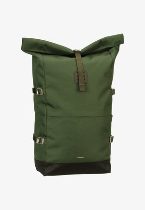 Mochila verde de tipo roll-top, fabricada con tela duradera, que cuenta con correas laterales ajustables, fondo reforzado y una textura suave. Detalle de logotipo sencillo.