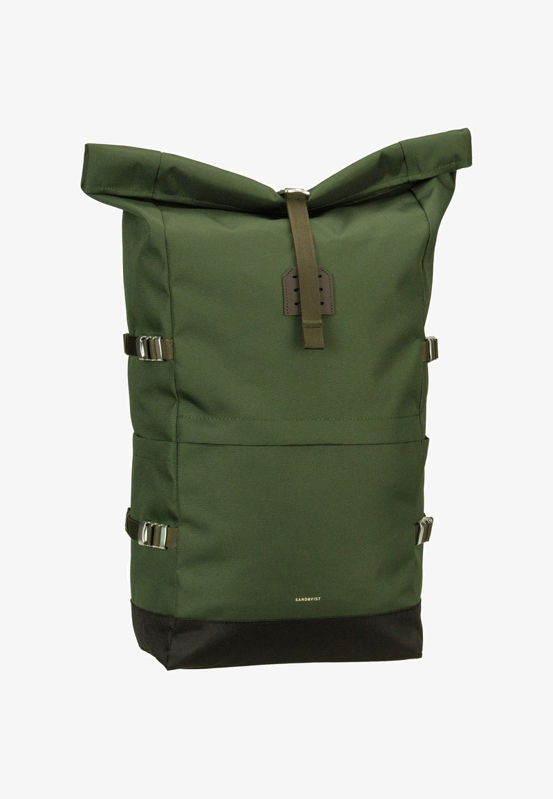 Mochila verde de tipo roll-top, fabricada con tela duradera, que cuenta con correas laterales ajustables, fondo reforzado y una textura suave. Detalle de logotipo sencillo.