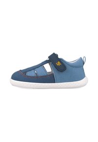 Sandal infantil azul con parte superior de malla y tela, diseño recortado, correa ajustable y suela de goma blanca con textura de puntos.