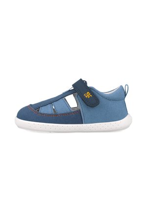 Sandal infantil azul con parte superior de malla y tela, diseño recortado, correa ajustable y suela de goma blanca con textura de puntos.