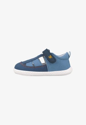 Sandal infantil azul con parte superior de malla y tela, diseño recortado, correa ajustable y suela de goma blanca con textura de puntos.