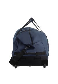 Bolso de viaje militar azul marino con una tela suave y duradera, cremallera superior, asa lateral y base resistente con ruedas para mayor movilidad. Incluye correa de hombro ajustable.
