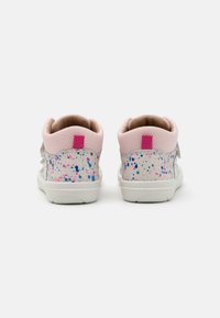 Hohe Sneakers mit weißem Grund, verziert mit einem bunten Spritzmuster in Pink und Blau, Netz-Elementen in Pink am Knöchel und einem Klettverschluss.