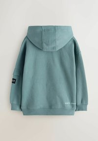 Kapucnis pulóver tompa türkiz színben, kenguruzsebbel és bordázott mandzsettákkal. Logópacher és szöveges részlet található az alján.