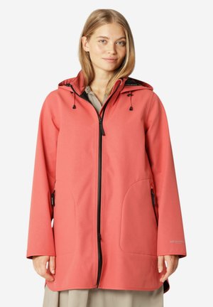 Koraalwaterproof jas met een capuchon, voorzien van een ritsluiting, grote zijzakken en zwarte accenten. Gemaakt van een gladde, gestructureerde stof.