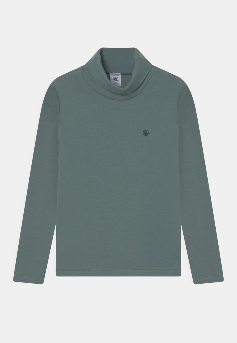 Zielona koszulka z długim rękawem i golfem, z małym ciemnym logo żaglówki na lewej piersi, ułożona na płasko na białym tle.