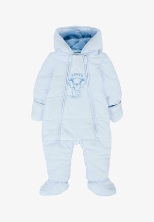 Combinaison de neige pour bébé, rembourrée, bleu clair, avec capuche, moufles et chaussons intégrés, et logo d'éléphant "Kenzo Paris" sur la poitrine.