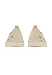 Scarpe slip-on beige con tomaia in tessuto perforato, punta rotonda e suola in gomma con bordi texturizzati e tacco piatto.