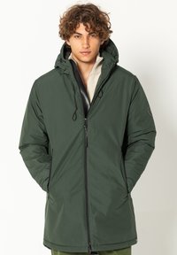 Groene geïsoleerde jas met een capuchon, ritssluitingen aan de voorkant en zwarte accenten. Beschikt over een gladde textuur en een iets verlengde lengte.