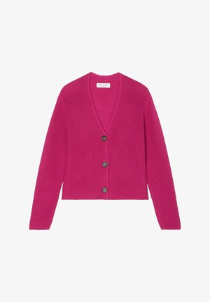 Magenta gestrickte Strickjacke mit V-Ausschnitt, langen Ärmeln, drei braunen Knöpfen vorne und einem kurzen Saum.
