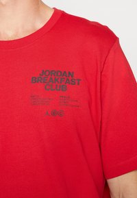 Jordan Triko s potiskem - red