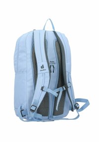 Mochila de color azul claro con respaldo acolchado y detalles de malla. Cuenta con correas de hombro ajustables, un asa en la parte superior y un logo en la parte frontal.