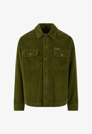 Zielona kurtka koszulowa z kordurowego materiału, z zapięciem na guziki, dwoma kieszeniami na piersi i zaokrąglonym dolnym brzegiem. Posiada brązowe guziki i subtelne detale w szyciu.