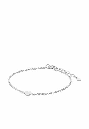 Bracelet délicat en chaîne argentée avec un petit charm en forme de cœur et un fermoir ajustable sur fond blanc.