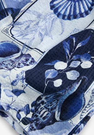 Mustriga kangas, kus on sinised merikarpide ja lehtede motiivid helesinisel taustal. Tekstuuriga kudumine, millel on erinevad sinise ja valge aktsendid.