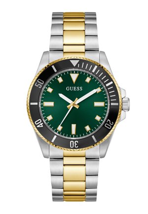 Montre Guess pour homme avec un cadran vert, bracelet en acier inoxydable doré et argenté, lunette noire, et index et aiguilles en or.