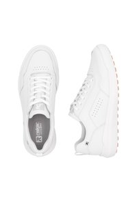 Weiße Sneaker aus glattem Stoff mit perforierten Akzenten, Schnürdesign, gepolstertem Kragen und einer kontrastrierten hellbraunen Gummisohle.