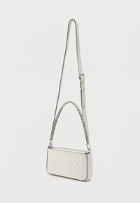 Λευκή δερμάτινη τσάντα χειρός με υφή, ασημένια αλυσίδα ως διακοσμητικό, ρυθμιζόμενο λουράκι, ορθογώνιο σχήμα και αντίθετες μαύρες άκρες.