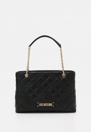 Sac cabas matelassé noir Love Moschino avec des anses en chaîne dorées et une bandoulière noire, présenté sur un fond clair.