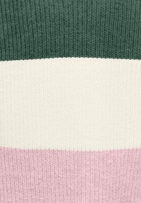 Varrott pulóver sötétzöld, krémszínű és világos rózsaszín vízszintes csíkokkal, texturált felülettel és sima színátmenetekkel.