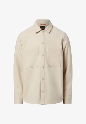 Beżowa flanelowa koszula z kołnierzykiem, zapinana na guziki z przodu, z dwiema kieszeniami na piersi. Miękka w dotyku i o casualowym stylu.