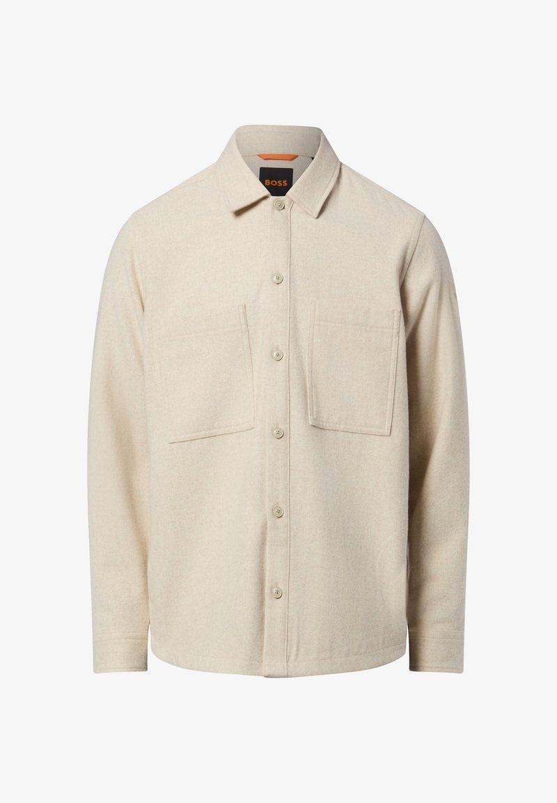 Beżowa flanelowa koszula z kołnierzykiem, zapinana na guziki z przodu, z dwiema kieszeniami na piersi. Miękka w dotyku i o casualowym stylu.