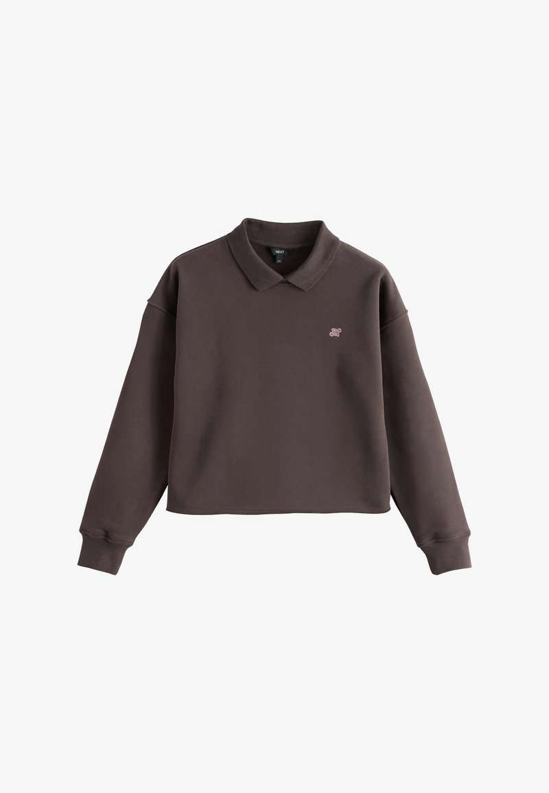 Hnedá krátka mikina s dlhými rukávmi, s golierom a malým vyšívaným logom motýľa na ľavej strane hrudníka.