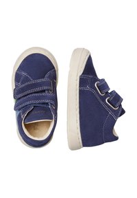 Scarpe per bambini in pelle scamosciata blu con doppie cinghie in Velcro, suole in gomma bianca e cuciture a contrasto. Punta arrotondata e interno imbottito.