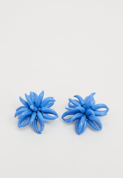 Pendientes en forma de flor de color azul, hechos de un material plástico brillante, con pétalos alargados y un diseño de centro redondeado.